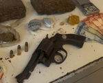 Homem é preso com drogas e arma de fogo em Divinópolis