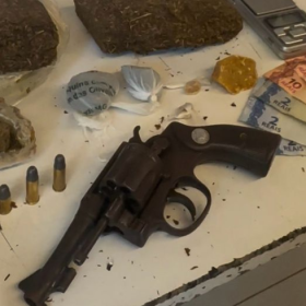 Homem é preso com drogas e arma de fogo em Divinópolis