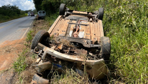 Motorista fica ferido ap&oacute;s capotamento na MG-260, em Itapecerica