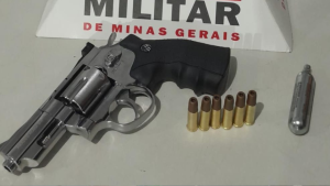 Homem amea&ccedil;a dono de bar com uma arma airsofty em Claudio