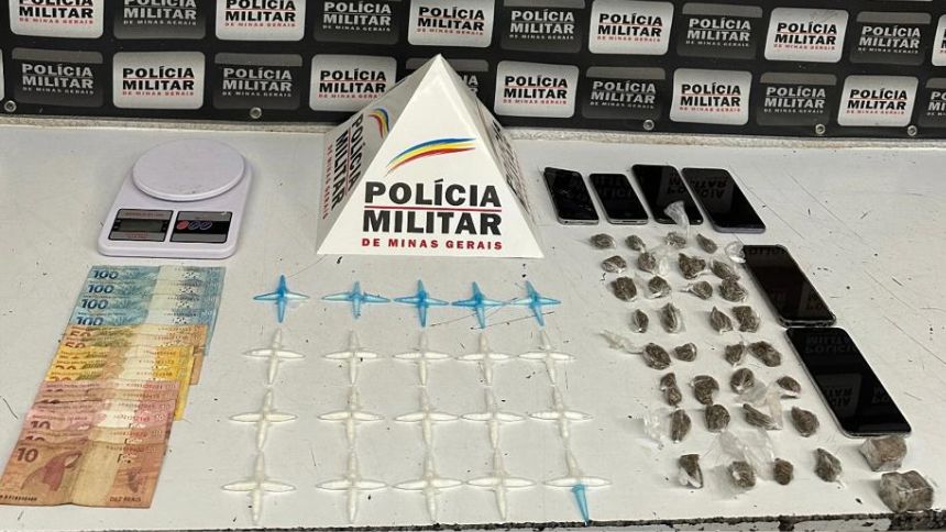 Dupla &eacute; presa com drogas escondidas dentro de botina em Divin&oacute;polis