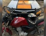 Homem cai de moto durante perseguição e é preso em Divinópolis