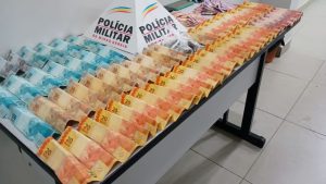 Homem &eacute; preso com drogas e quase R$ 4 mil do tr&aacute;fico em Nova Serrana