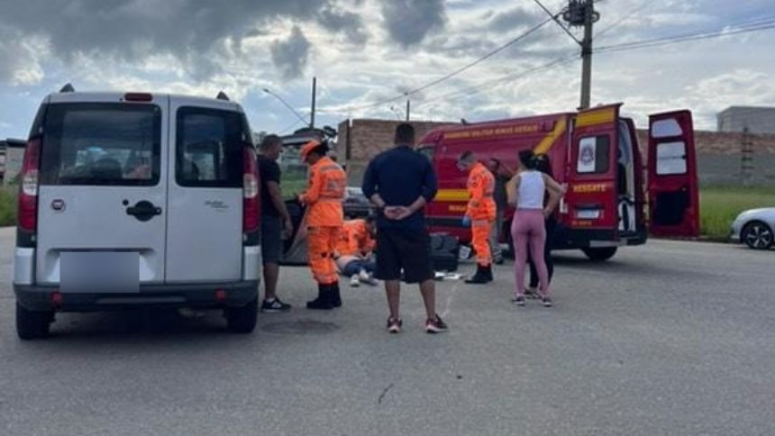 Homem fica ferido ap&oacute;s acidente entre carro e moto no Campina Verde, em Divin&oacute;polis
