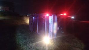 Motorista b&ecirc;bado capota caminhonete e fica ferido na MG-050, em Carmo do Cajuru