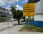 Prefeitura instala placa de área alagável na rua Ibituruna