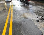 Vazamento causa transtornos na rua Mercúrio em Divinópolis
