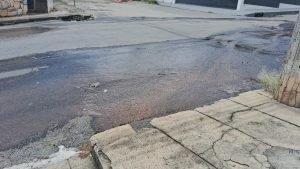 Moradores reclamam de vazamento de esgoto na rua Minas Gerais
