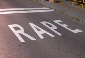 &lsquo;RAPE&rsquo;: erro em sinaliza&ccedil;&atilde;o &eacute; registrado por moradores e vira piada nas redes, em Divin&oacute;polis