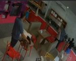 Vídeo: ladrão furta celular em sorveteria de Divinópolis