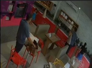 V&iacute;deo: ladr&atilde;o furta celular em sorveteria de Divin&oacute;polis