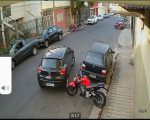 Moto é derrubada enquanto estava estacionada em Divinópolis