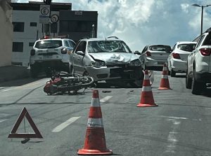 Carro atinge moto e deixa ferido na Get&uacute;lio Vargas; veja v&iacute;deo