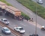 Acidente entre carreta e moto deixa duas pessoas feridas no Anel Rodoviário de BH