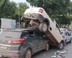 Batida deixa carro empilhado em BH