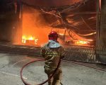 Bombeiros combatem incêndio em galpão de recicláveis na Grande BH