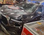 Carro invade loja de conveniência em posto de combustível no bairro Buritis, em BH
