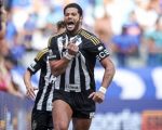 Galo aproveita expulsão de Gabigol e Hulk marca dois diante do Cruzeiro com Mineirão lotado