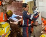 Idoso tenta salvar galinha e fica preso em vão entre paredes na Grande BH