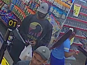 V&iacute;deo: Fingindo comprar gilete, homem rouba loja no Centro de Divin&oacute;polis