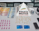 Muita droga é apreendida em casa do tráfico e quadrilha com longa ficha é presa, em Pará de Minas