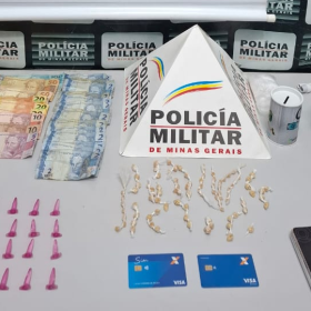 Muita droga é apreendida em casa do tráfico e quadrilha com longa ficha é presa, em Pará de Minas