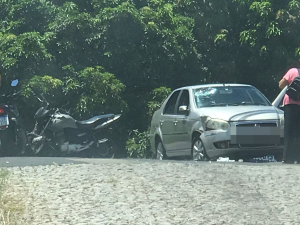 Acidente entre moto e carro deixa homem ferido, na Av. Gov. Magalhães Pinto, em Divinópolis