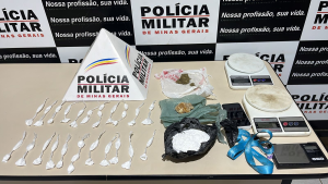 Dupla de jovens &eacute; presa com coca&iacute;na e crack, no bairro Mar&iacute;lia, em Lagoa da Prata