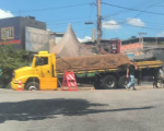 Caminhão cai em buraco da Copasa em praça no bairro Porto Velho; veja vídeo