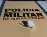 Homem tenta se esconder no banco de trás, mas é preso com cocaína, na MG-050, em Formiga
