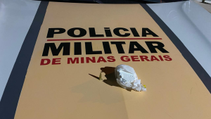 Homem tenta se esconder no banco de tr&aacute;s, mas &eacute; preso com coca&iacute;na, na MG-050, em Formiga