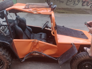 Carro Buggy colide em &aacute;rvore e deixa dois feridos, em Ita&uacute;na