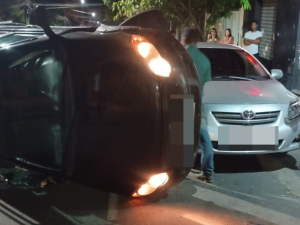 Carro capota durante a madrugada, na Avenida Paran&aacute;
