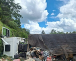 Carreta tomba e, ao ser removida, tomba novamente, na BR-354, em Formiga