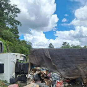Carreta tomba e, ao ser removida, tomba novamente, na BR-354, em Formiga