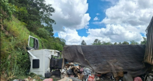 Carreta tomba e, ao ser removida, tomba novamente, na BR-354, em Formiga