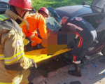 Idoso fica gravemente ferido em acidente entre carro e caminhão, na MG-050, em Itaúna