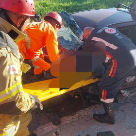 Idoso fica gravemente ferido em acidente entre carro e caminhão, na MG-050, em Itaúna