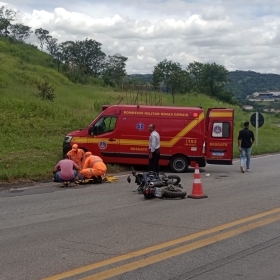 Colis&atilde;o entre carro e moto deixa ferido, na MG-050, em Ita&uacute;na
