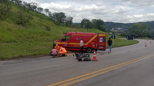 Colis&atilde;o entre carro e moto deixa ferido, na MG-050, em Ita&uacute;na