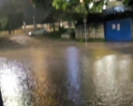 Rua Ibituruna alaga novamente após chuva e população cobra por obras no local; veja vídeo