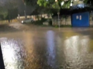 Rua Ibituruna alaga novamente ap&oacute;s chuva e popula&ccedil;&atilde;o cobra por obras no local; veja v&iacute;deo