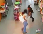 Celular explode no bolso de mulher em Goiás; veja vídeo
