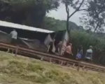 Vídeo: motorista morre após carreta tombar na rodovia Fernão Dias, na Grande BH