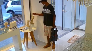 V&iacute;deo: em a&ccedil;&atilde;o r&aacute;pida, homem furta loja de semijoias no Centro de Divin&oacute;polis