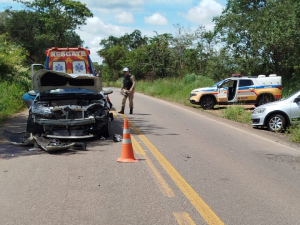 Buraco na BR-352 causa acidente entre dois carros e deixa ferido, em Pitangui