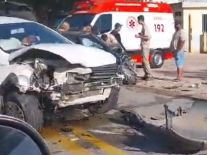 Homem corta a testa em acidente entre carros na LMG-818, em Par&aacute; de Minas
