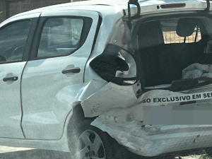 V&iacute;deo: carro da Emop &eacute; atingido e deixa servidora ferida, em frente &agrave; Prefeitura, em Divin&oacute;polis
