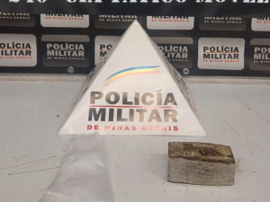 Homem &eacute; preso por tr&aacute;fico de drogas em casa nos fundos de escola, em Divin&oacute;polis