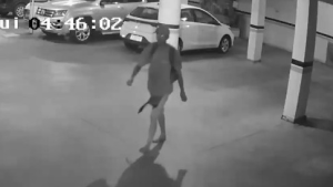 Homem invade garagem e furta notebook dentro de carro, no Dr Jos&eacute; Thomaz, em Divin&oacute;polis
